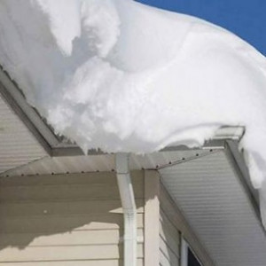 Сход скопившейся на крыше снежной массы очень опасен,   поэтому необходимо соблюдать меры безопасности