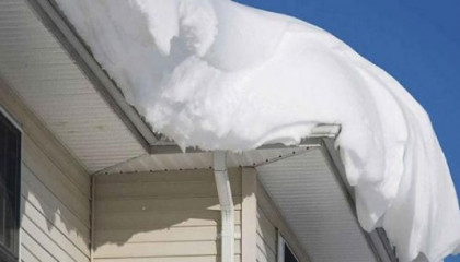 Сход скопившейся на крыше снежной массы очень опасен,   поэтому необходимо соблюдать меры безопасности